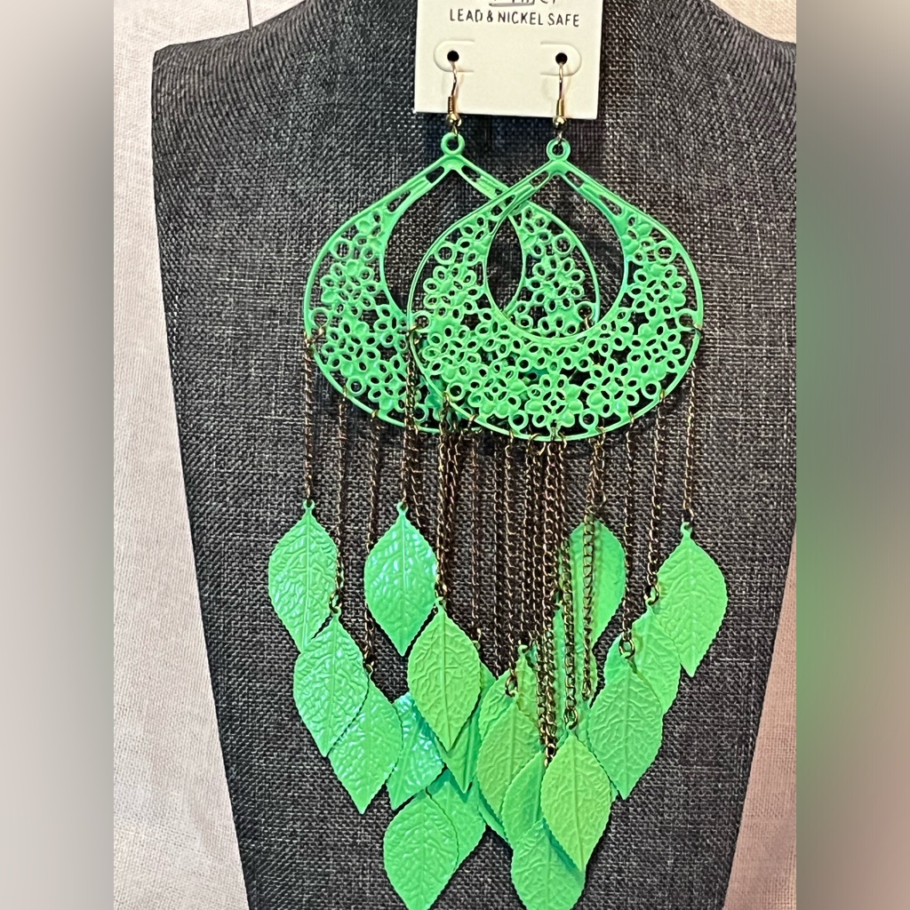 Davinci Cute Dangling Leaf Earrings 10$